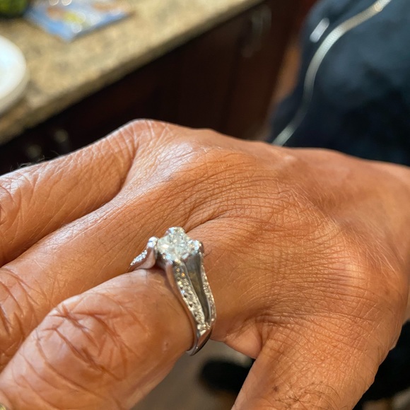 Beautiful Princess Cut Diamond Ring!💍💍- FIRM - Picture 7 of 12